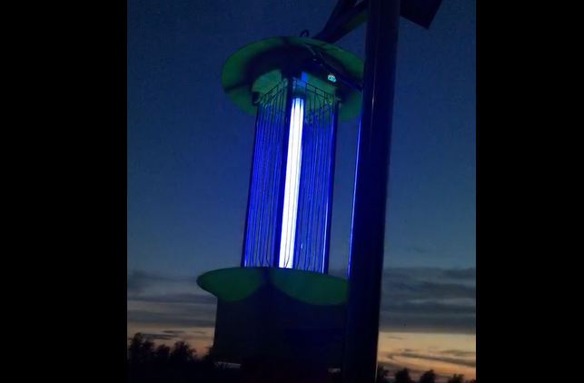 正在殺蟲(chóng)的云飛太陽(yáng)能殺蟲(chóng)燈，夜空中最亮的星